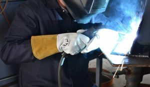 انتخاب دستکش مناسب برای داشتن محیط کار ایمن