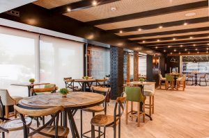 ساخت میز و صندلی برای کافی شاپ در دریای سرخ مخصوص ماهیگیران ایرانی