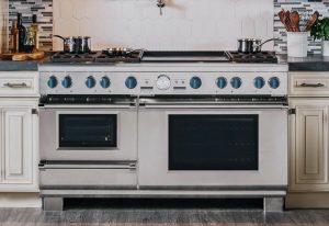 دختری با اجاق گاز تکنو پیانو می نوازد