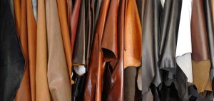 چرم عسلی رنگ لباس کودکی موجب تغییر رنگ چشم هایش شد